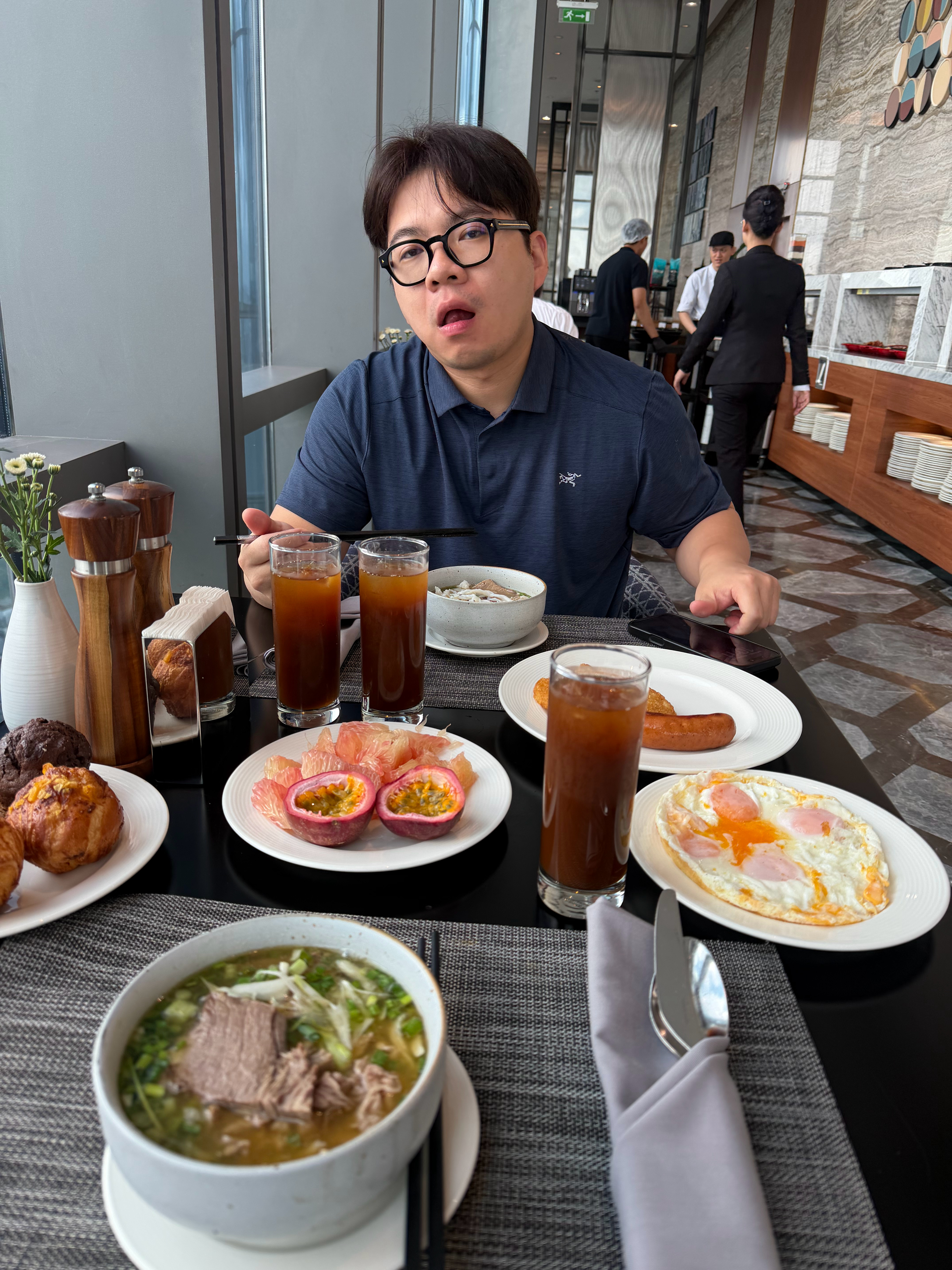 每天就我跟腊肠哥吃早餐其他几个人完全起不来
