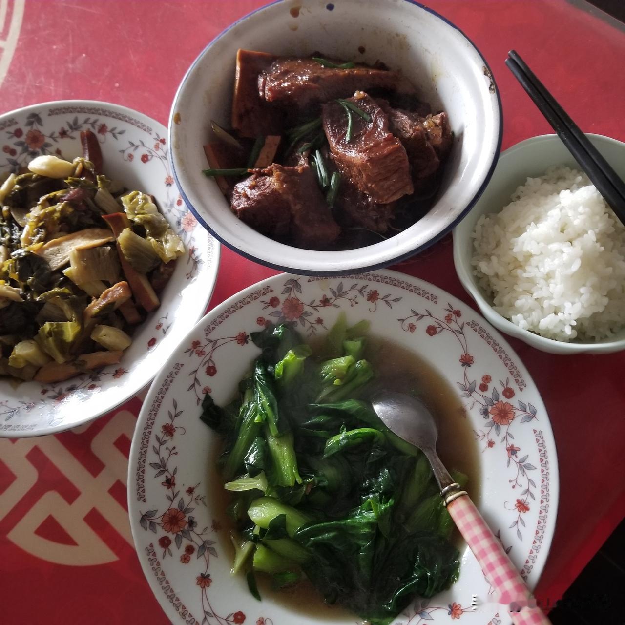 一个人的午餐，这样的午餐已经进行了20年，安静、孤独，但也自由，想啥吃啥，不用问