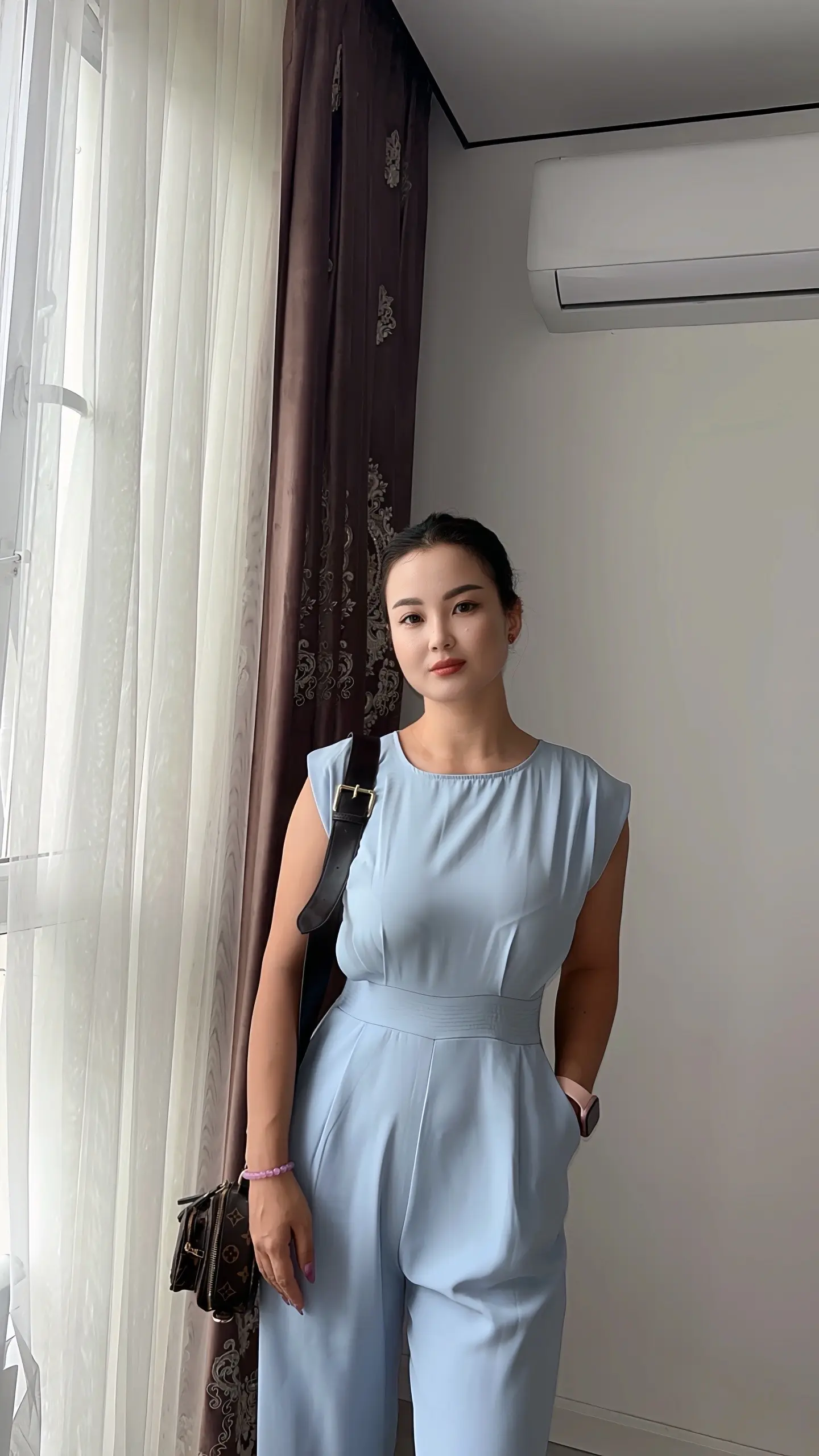 我是一个幸福主义者，从不扫自己的兴，也不等任何人。