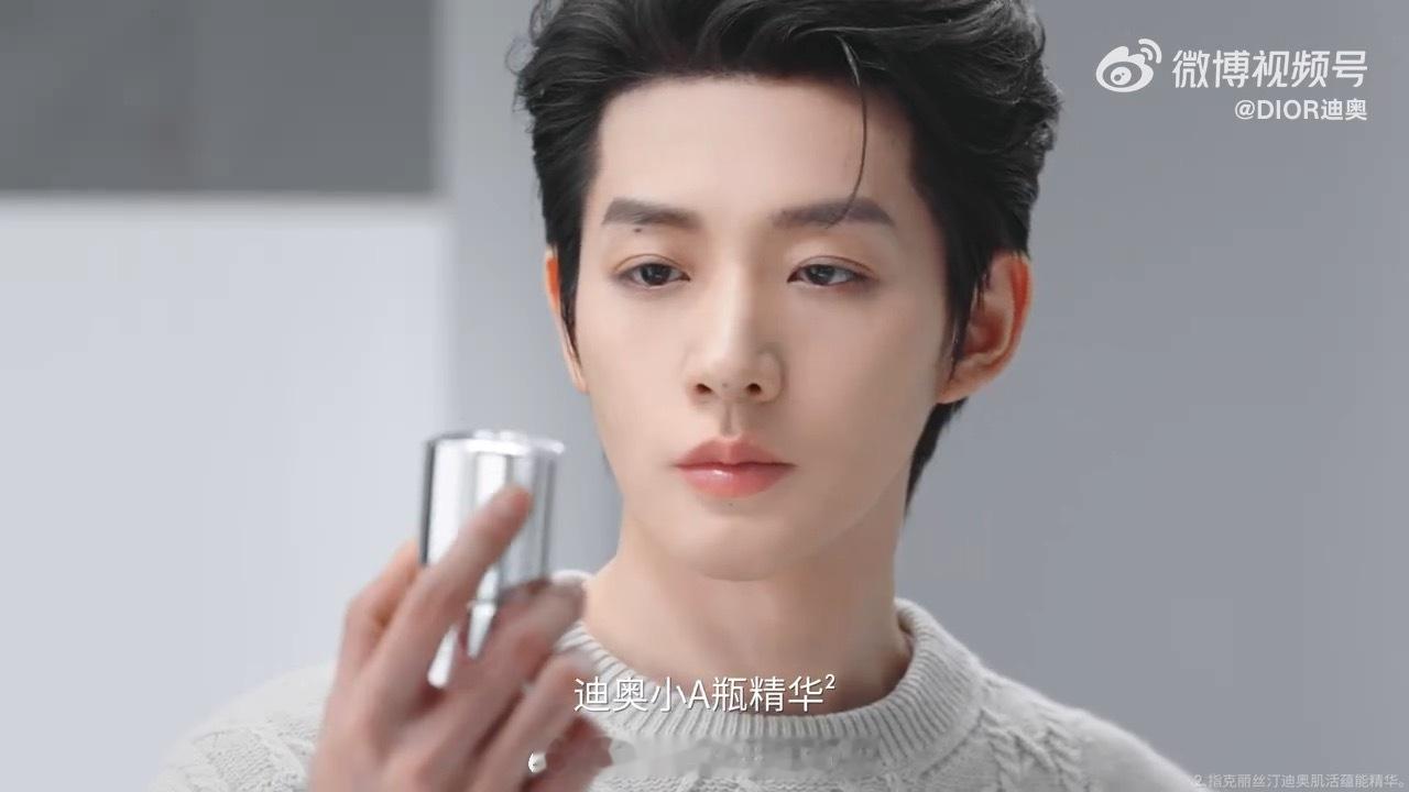 邓为怼脸拍都可以帅的人一激灵！同意的请呼吸哈哈[爱慕][爱慕]邓为[超话] ​​