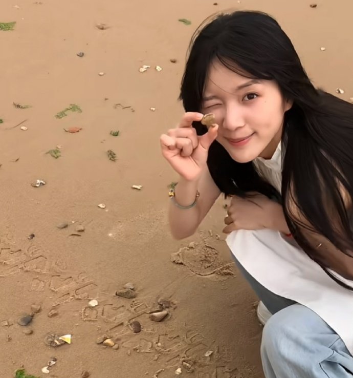 李思潼骨相美 李思潼直接赢麻了。优越立体骨相格外扛住镜头考验，利落清晰的轮廓无惧