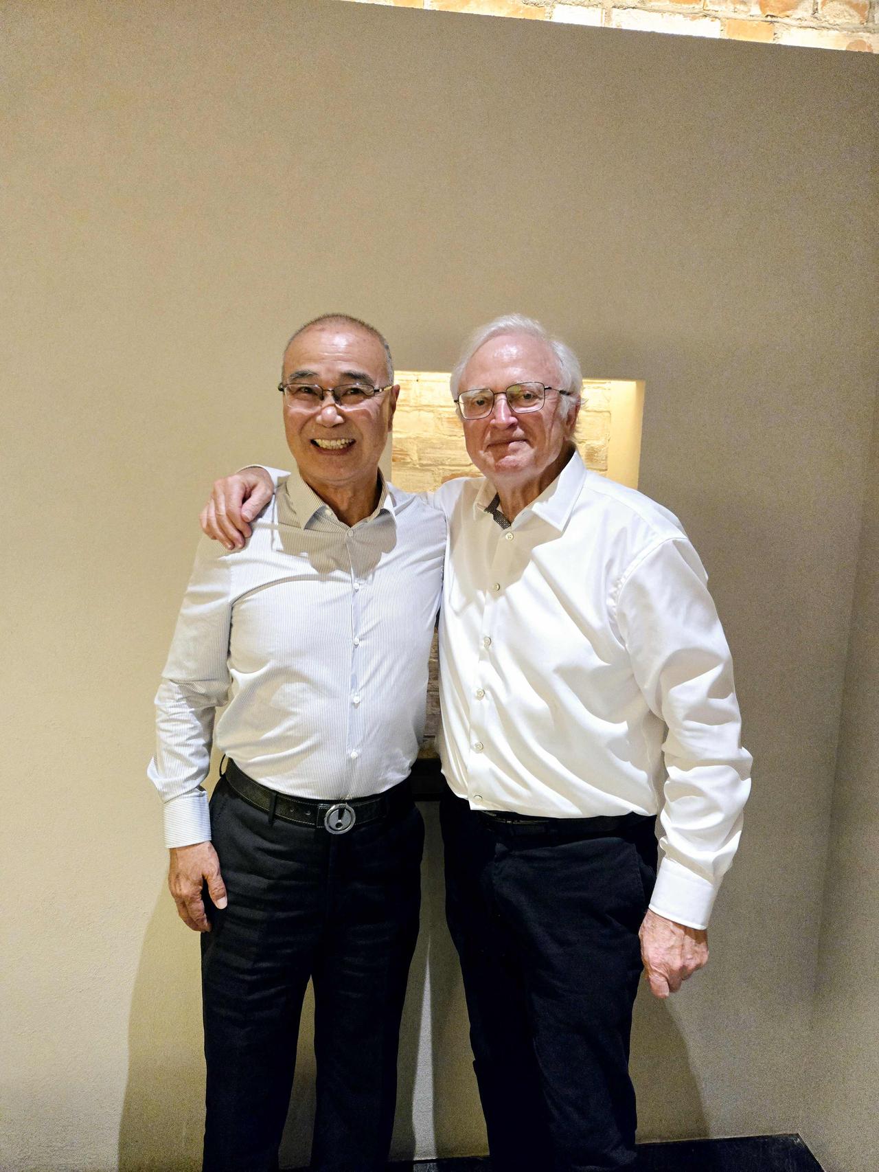 这是个大人物！猜是谁？