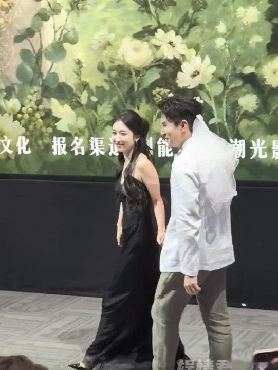 刘萧旭戴头纱这个出场方式有点过于甜了！刘萧旭戴头纱被王格格牵手入场🈶~刘萧旭戴