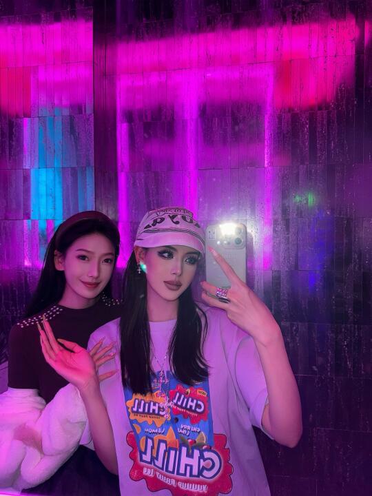和闺蜜的松弛感 不用华丽刻意的打扮 主打休闲随性