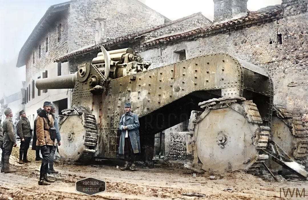 1917年，奥匈帝国士兵与缴获的意大利M1916型305毫米榴弹炮合影。 
