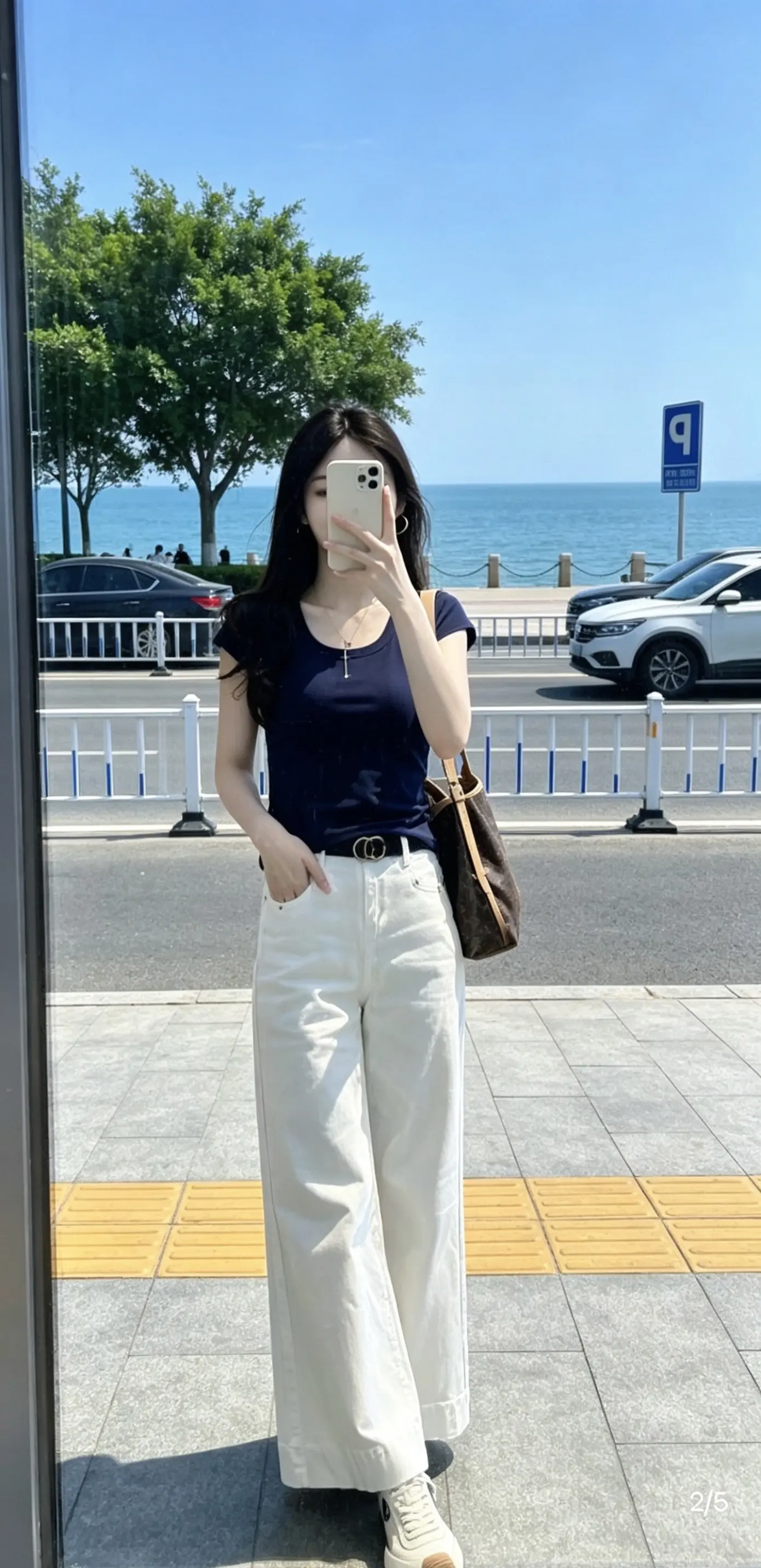 “这么漂亮的年纪 为什么不让自己快乐     人生何其短 要笑得格外甜。”