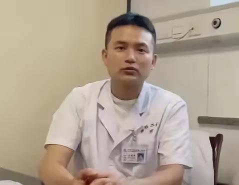 “简直就是禽兽！”2022年，湖南农民张爱国因直肠癌做了大便改道手术。谁知，他痊