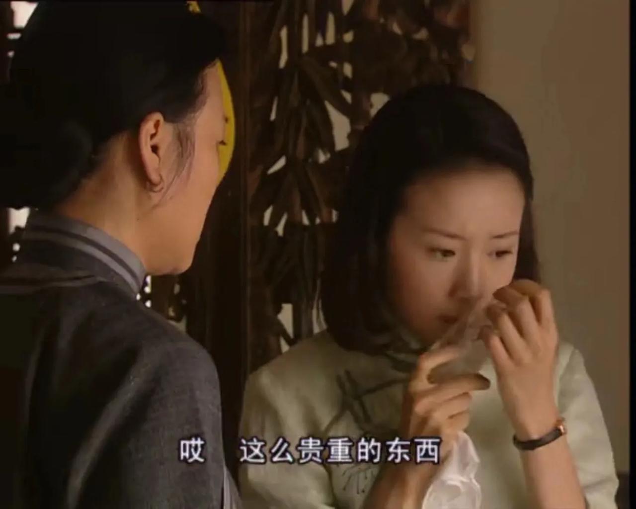 佣人私拿名贵香水当空气清新剂喷洒屋子，一大瓶硬生生被喷了一截下去，看着真让人心疼