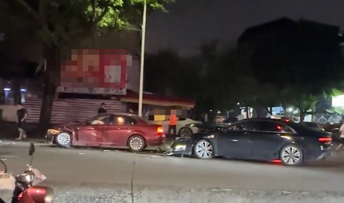 6月16日凌晨，网友反映：玉林万某路两辆小车碰撞有救护车到现场。其中有一辆小车的