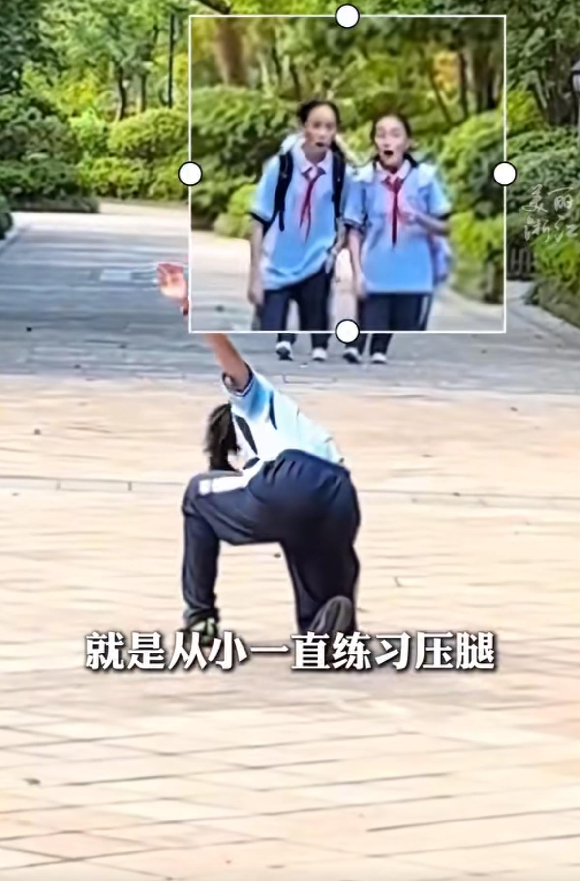 把后面两个妹妹迷的一愣一愣的，要是我也是这种表情，接着再说，“好帅”台上一分钟，