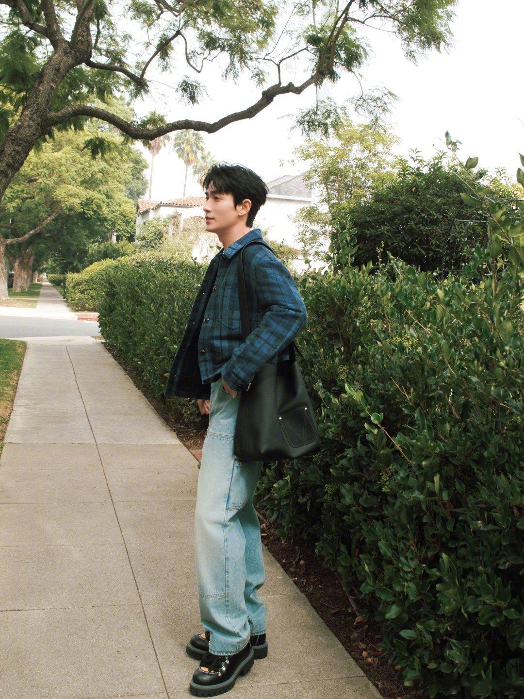 朱一龙 💌 朱一龙2025爱你如初心心给你，星星也要给你~এ朱一龙ོ༊💛⋆⚝