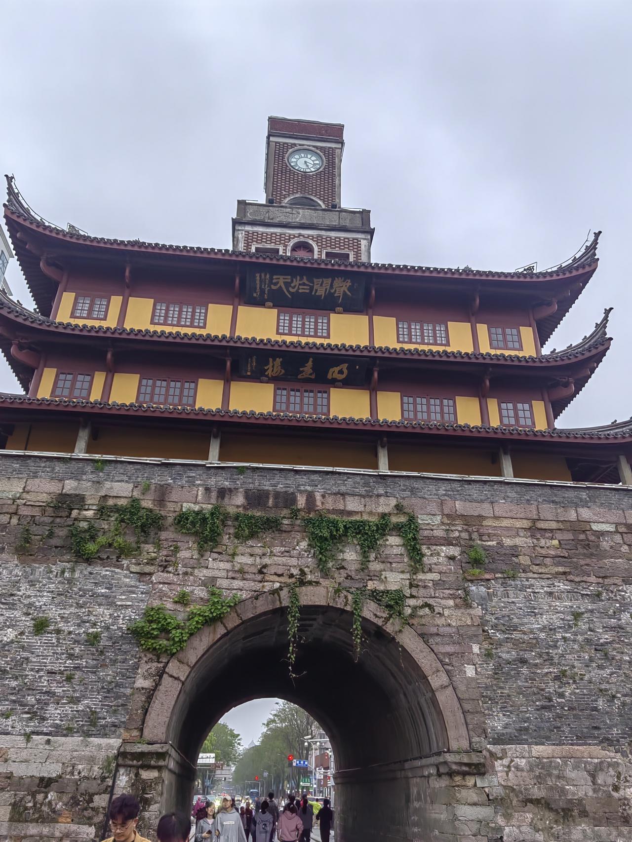 宁波鼓楼
步行街人很多
跟风买了油赞子
味道一般
每次城市的步行街都差不多德性