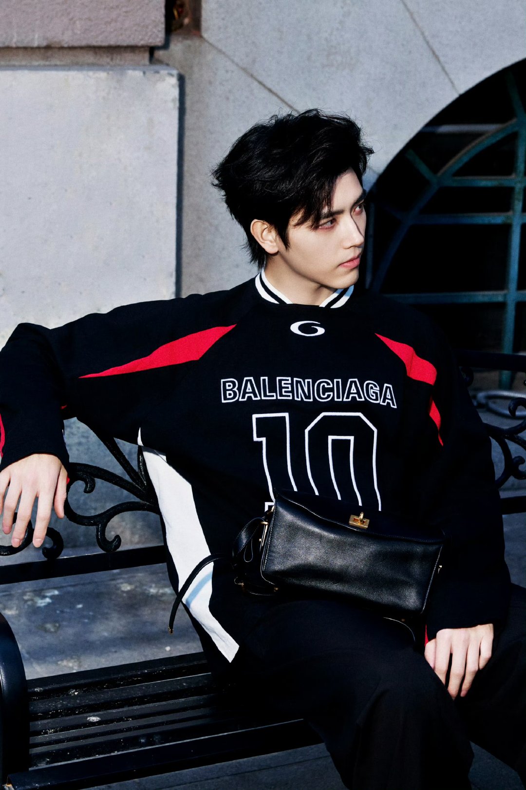 陈飞宇巴黎时装周出发照陈飞宇帅气美高出发图  陈飞宇巴黎时装周出发照来了，帅气美