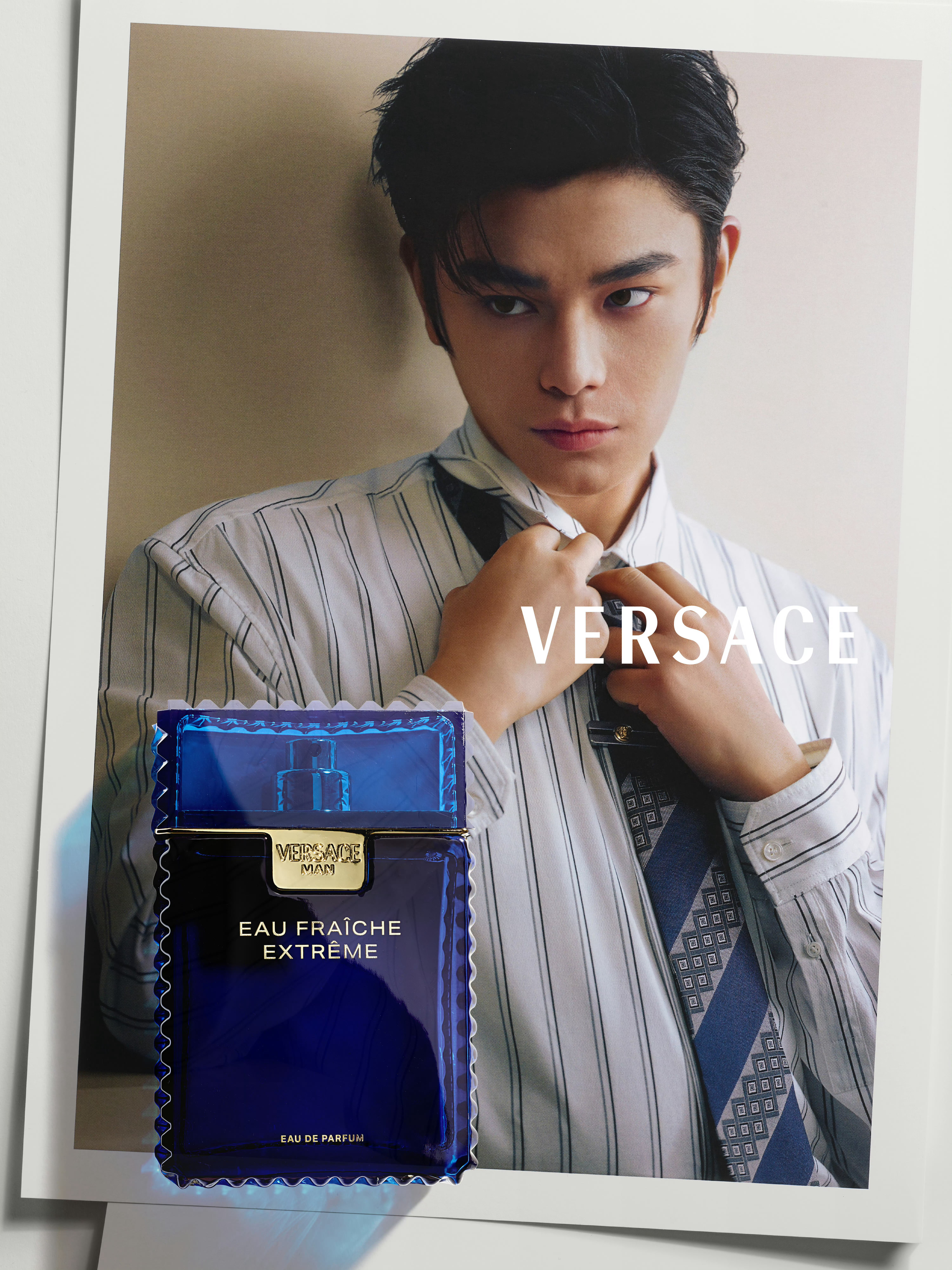 丁禹兮 in VERSACE 💙💕 带着香水新片登场，粉屿流光 & 远岸之息