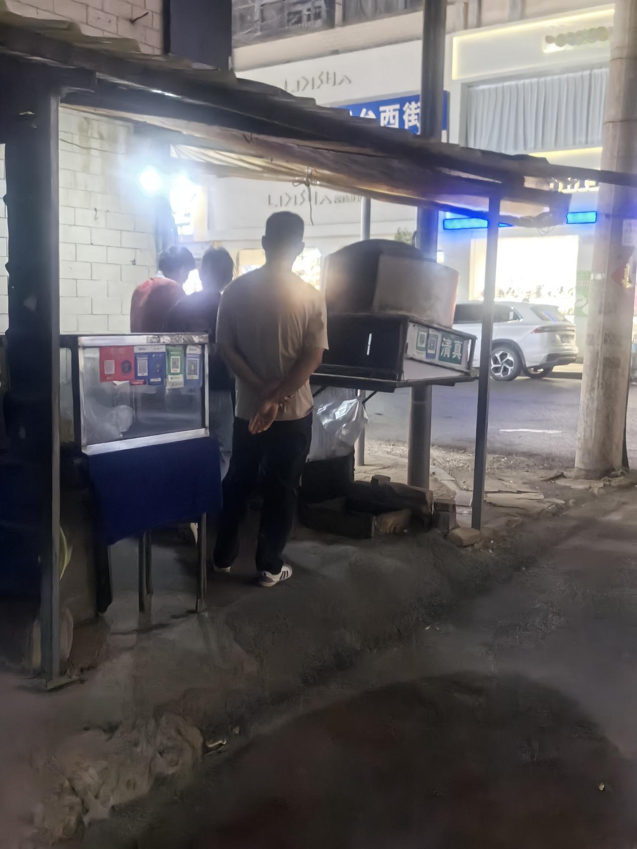 已经是晚上22点钟了，我和儿子遛狗回来，看见楼下一对30多岁的小夫妻与打烧饼的回