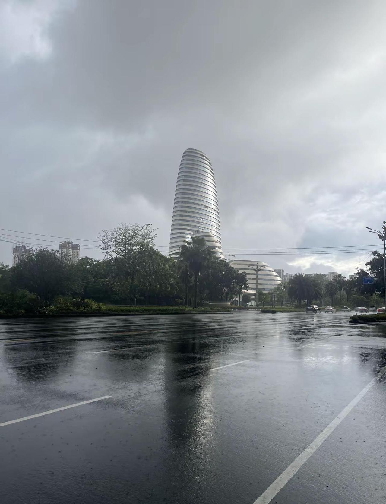 广西伦敦。暴雨 乌云压城 伦敦可未必有广西忧郁