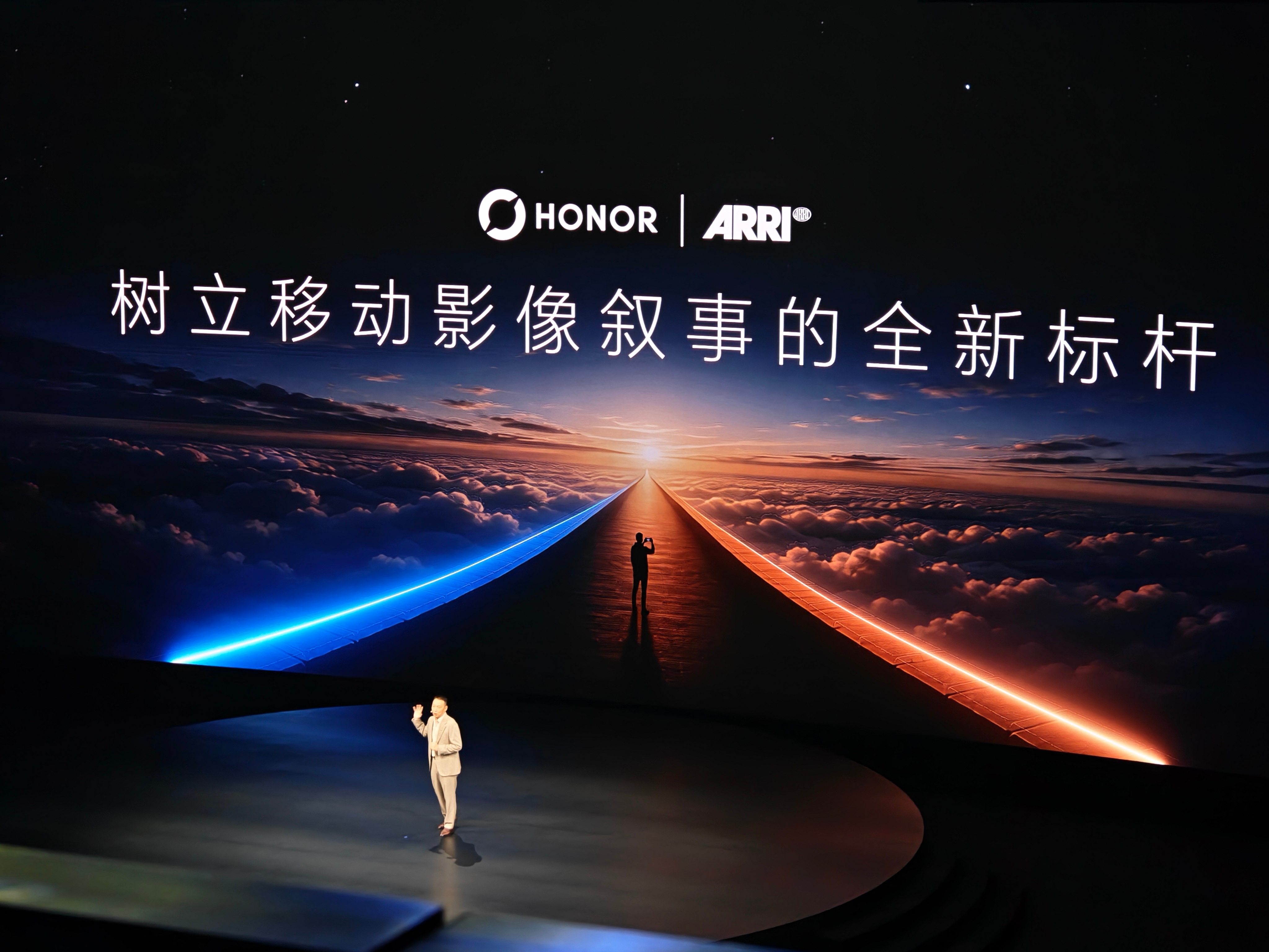 荣耀RobotPhone 据说今晚价格会有很大的惊喜？大胆猜一下，9999起售？