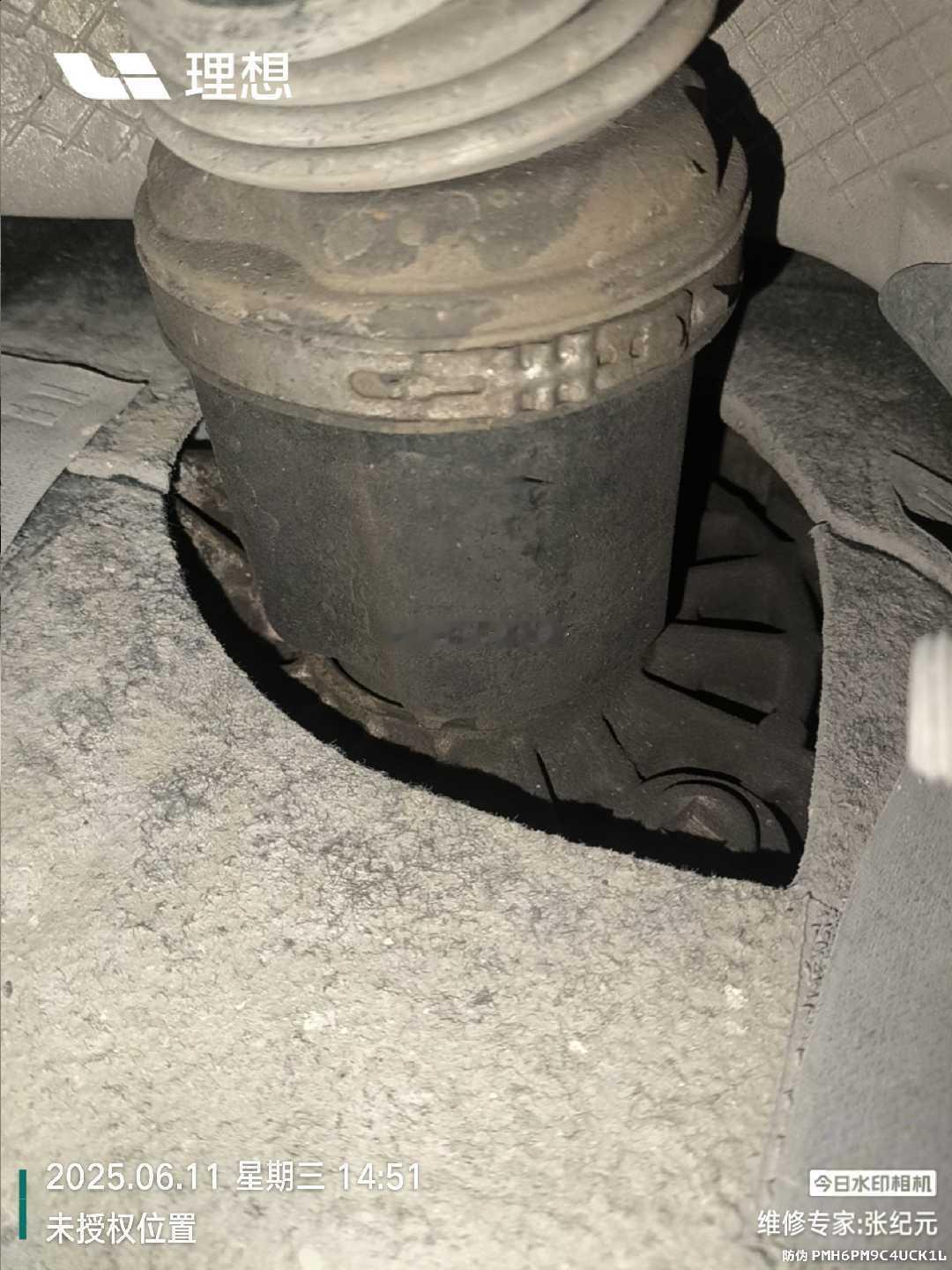 今天把L9送去做增程器保养，然后售后检查发现半轴油封有轻微的油渍，应该是油封轻微
