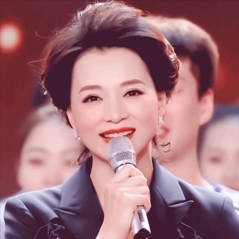 主持人董卿，采访翻译家许渊冲，拿过他的名片说，您这个名片上写，书销中外百余本，诗