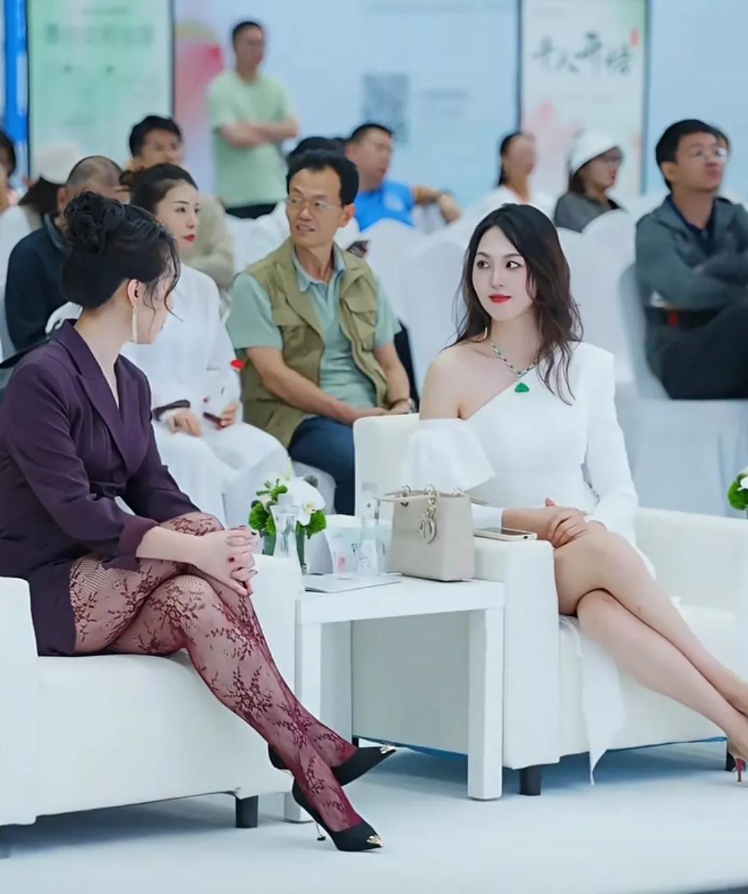 论颜值和气质，恐怕只有徐敏能跟李沅桐平起平坐吧！

想必辽宁和陕西选美风波的新闻