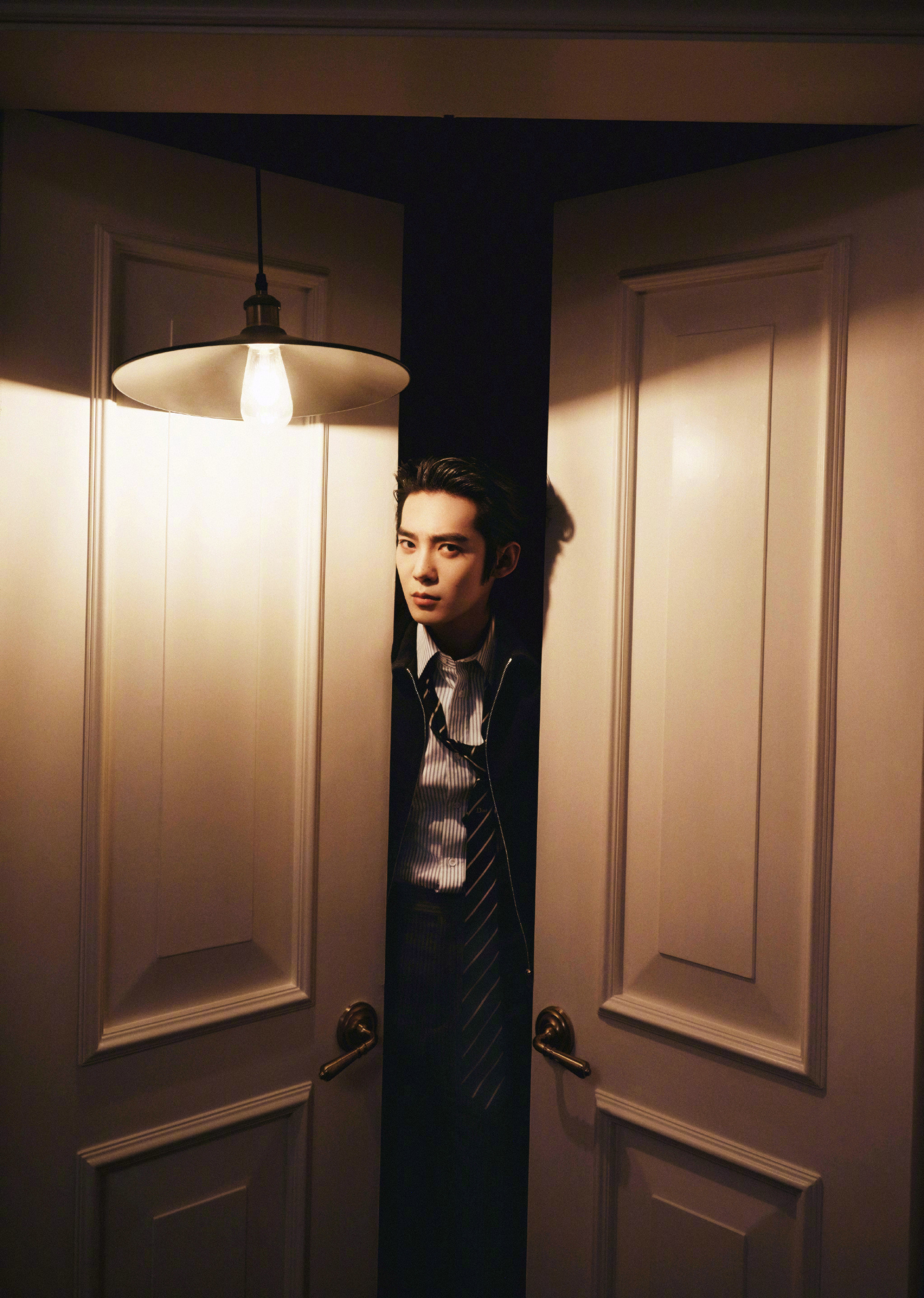 于适 in Dior 📷  今日活动造型图，夹克搭条纹领带，梳起利落大背头，硬