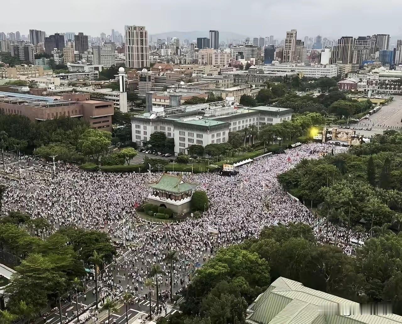 其实国民党的"7.25"凯道集会说明了一件事，那就是郑丽文低估了自己的能力，而蒋