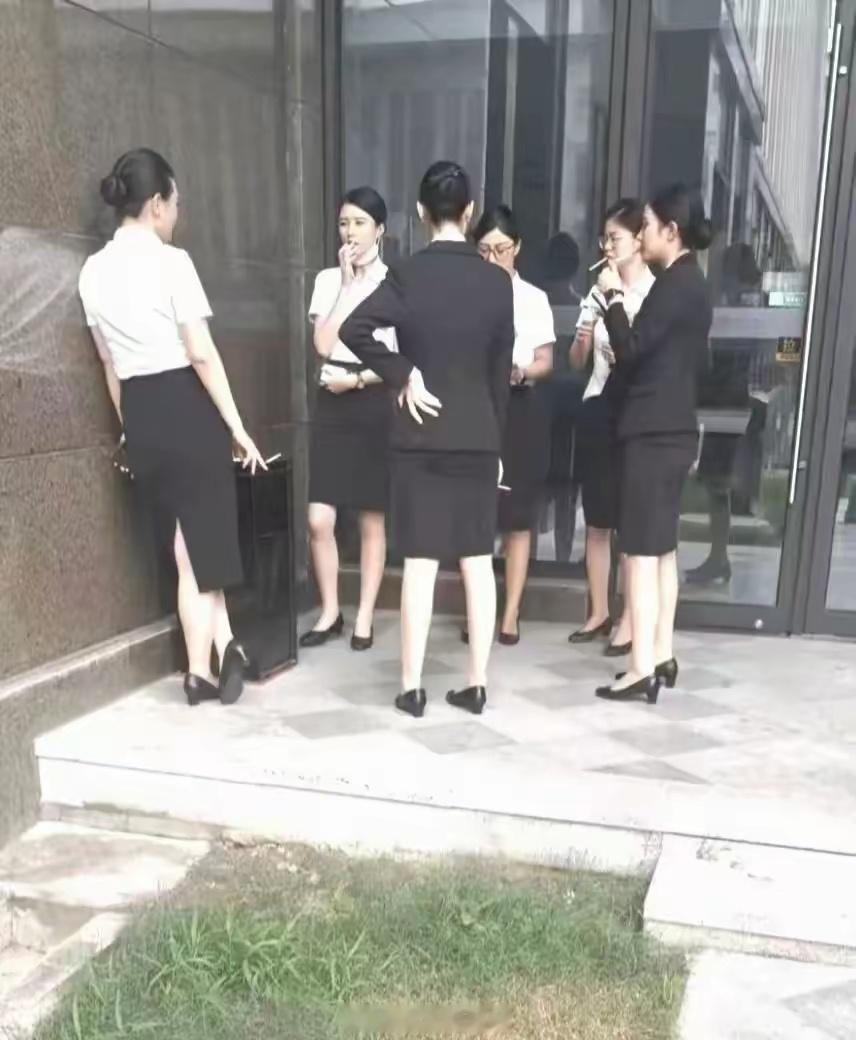 深圳水贝珠宝城，饭后的小姐姐。为啥现在女子抽烟的越来越多？ 深圳·水贝珠宝