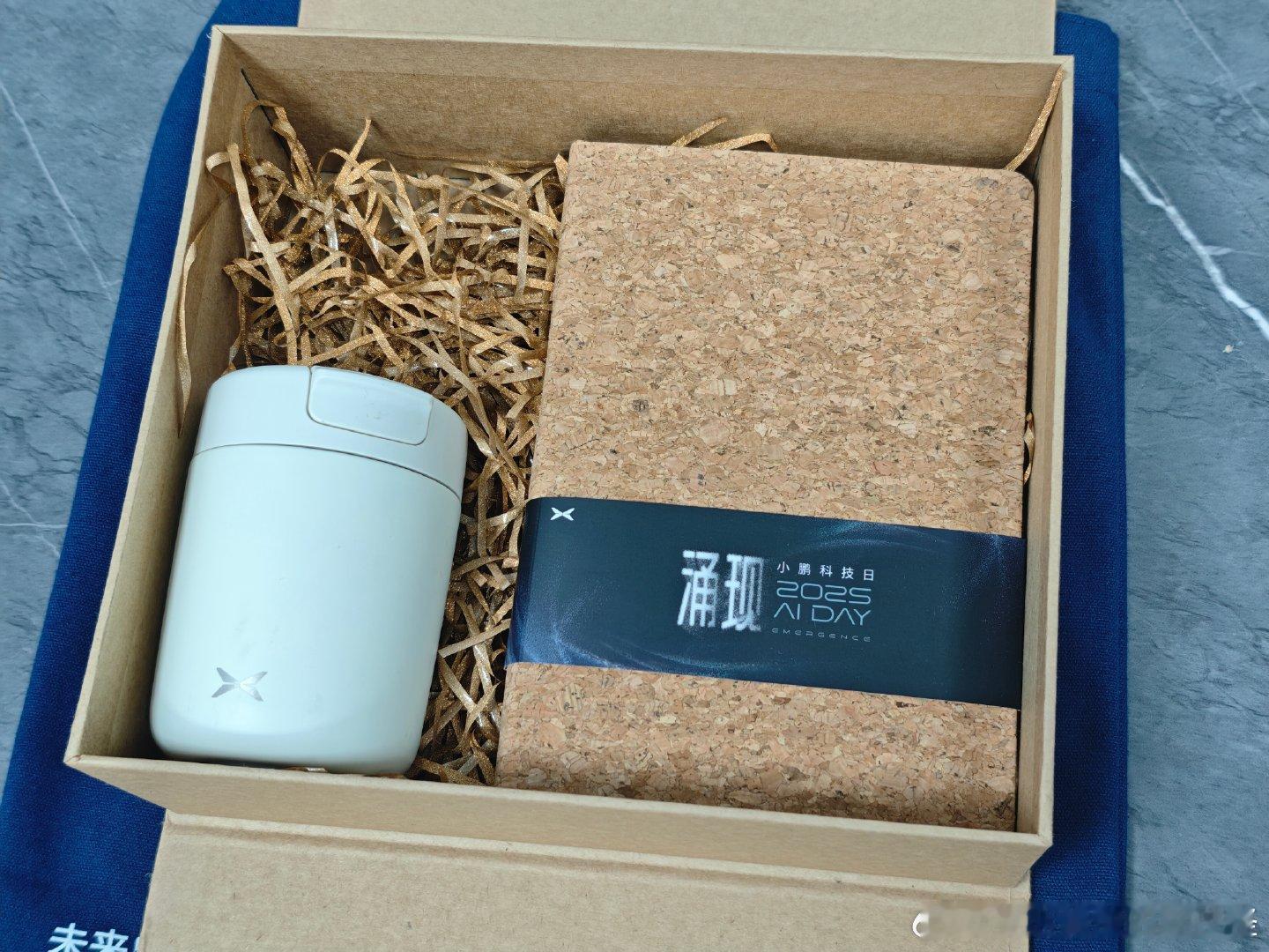 翻出了一个小鹏的伴手礼，里面是一个保温杯、笔记本和一只笔。【转发+评论】给大伙抽