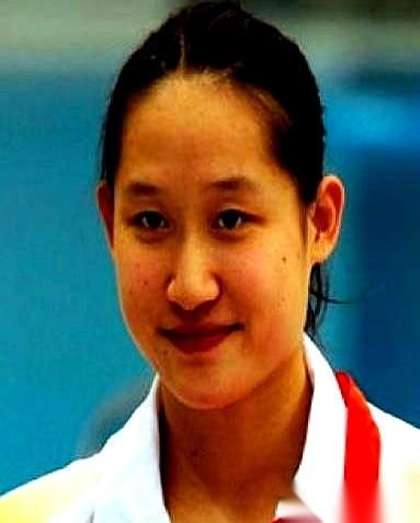 19岁，奥运冠军，200万奖金到手，转头就给教练划过去170万。
买路虎。
全世