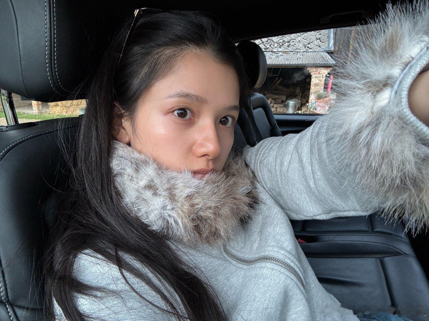 张婧仪碎片自拍，随便一拍都好清透 INS 风