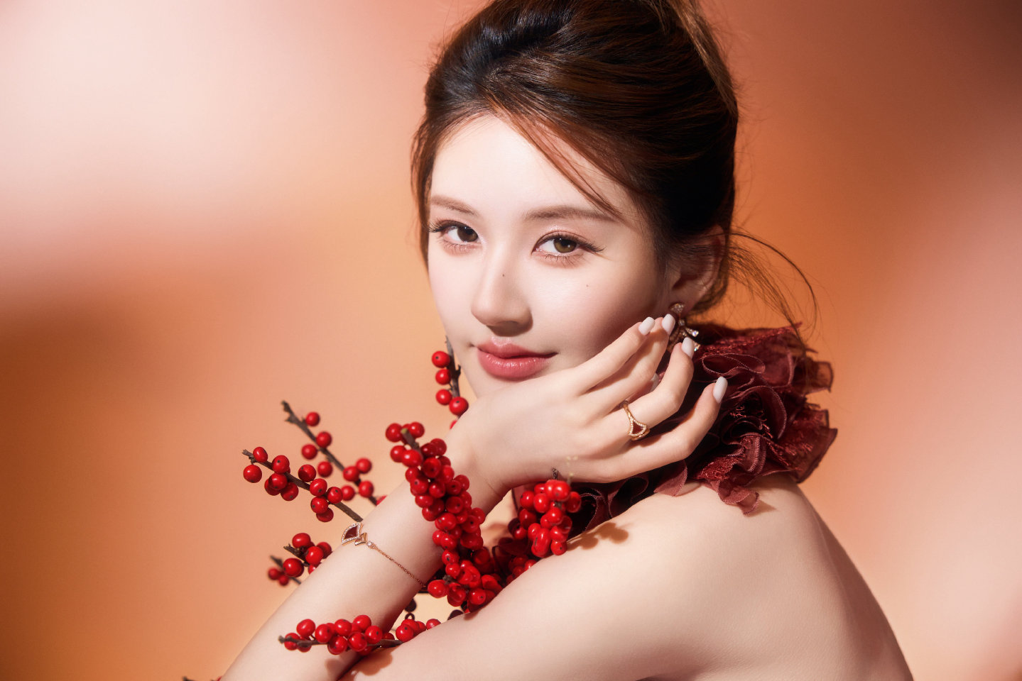 赵露思新年营业写真