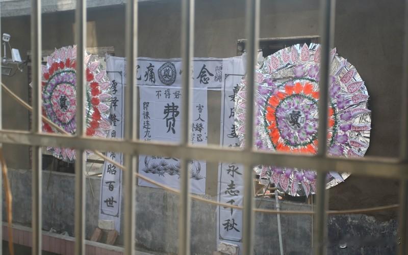 人去世后讣告的正确用词
男性去世     驾鹤西游
女性去世     驾返瑶池