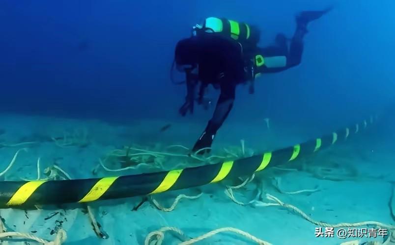 美国疯了一样围堵中国的真正底牌，终于藏不住了！不是芯片，不是航天，是深海里那条攥