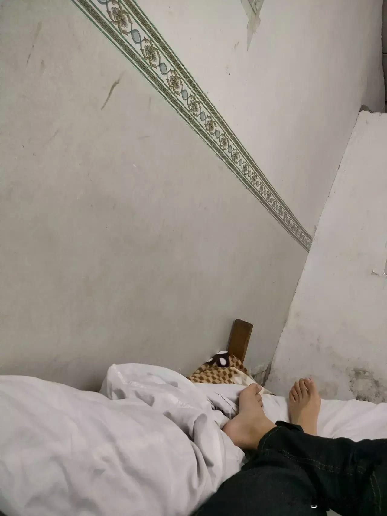 三十八岁的单身汉出租屋躺平，真的好吗？
我弟弟今年三十八岁，属老虎的，没有结婚。