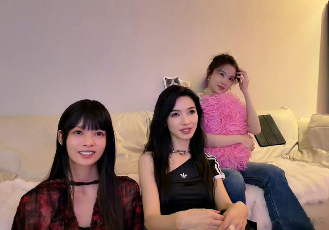 代斯张艺上张慧雯直播看浪姐谁还没刷到三位美女的浪姐陪看直播？代斯张艺上张慧雯边看