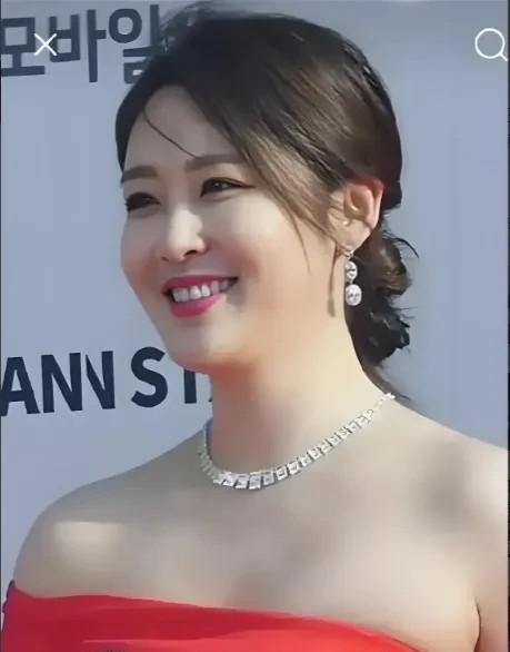 这姑娘真是好看得没话说，一眼看过去就让人难忘。眉毛浓密眼睛大大的，鼻子挺翘的，整