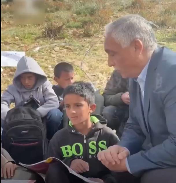 别再装看不见了，巴勒斯坦孩子的课堂竟被铁丝网圈在以色列的枪口下，更过分的是，还对