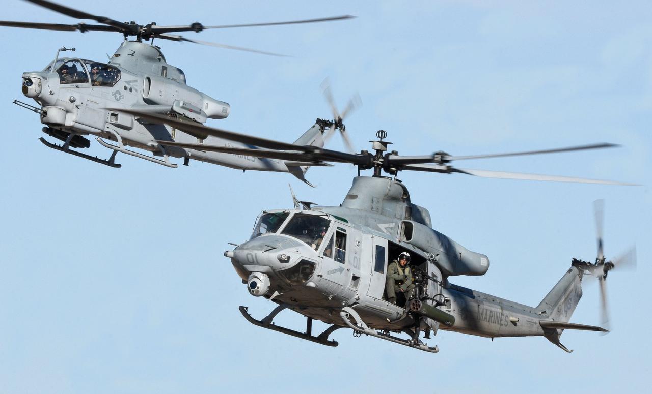 美国老本还能吃上一阵子，这是正在加州帝国谷上空不同的 AH-1Z 蝰蛇和 UH-