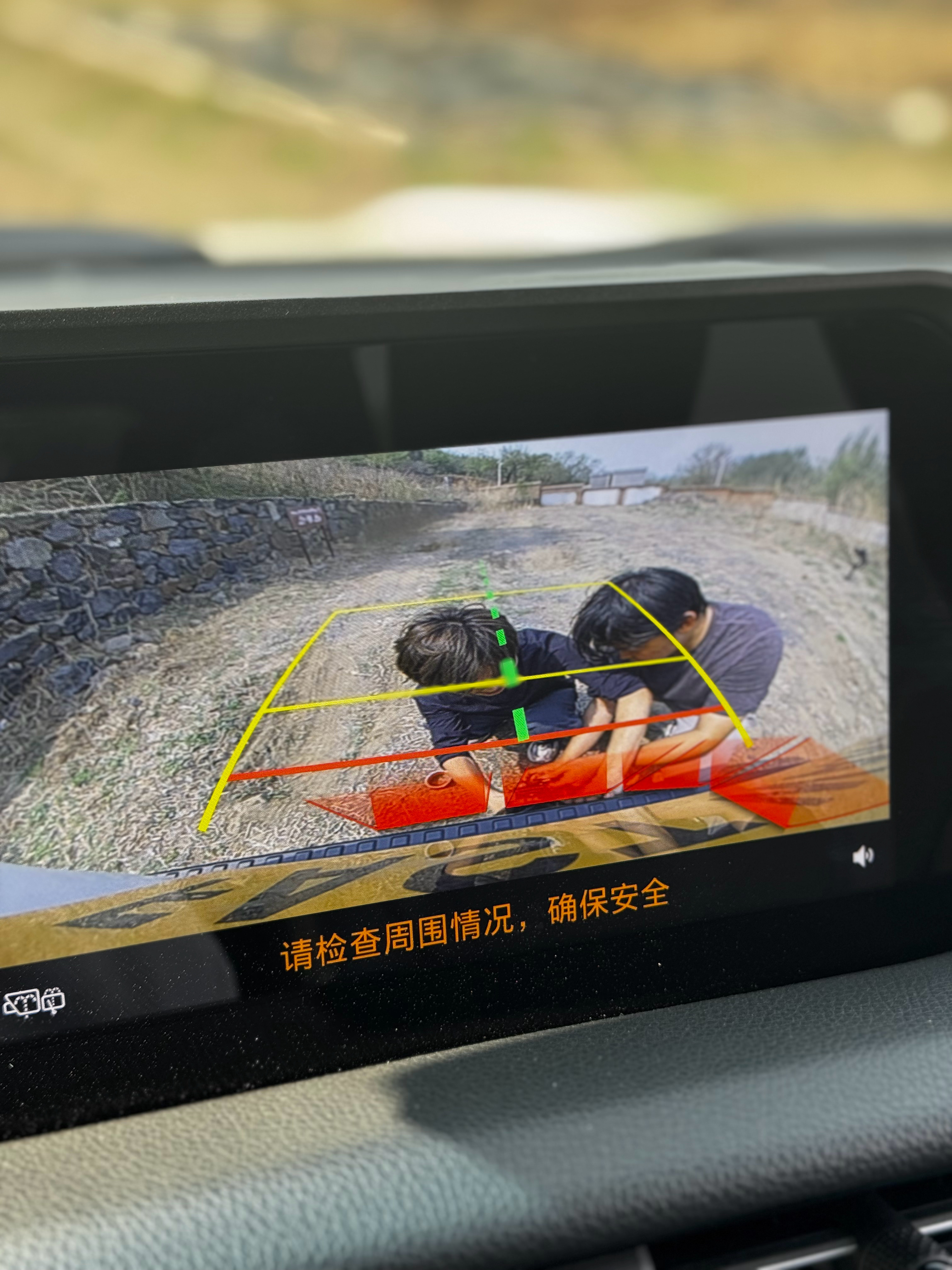 看我们摄像小伙伴多信任我。我说OK了么，他们说可以了倒吧…一挂倒挡，突然看到两个