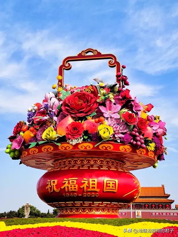 看到“国逢盛世千秋旺”这个上联，我一下子就想到“家沐春风万代兴”这个下联。上联展