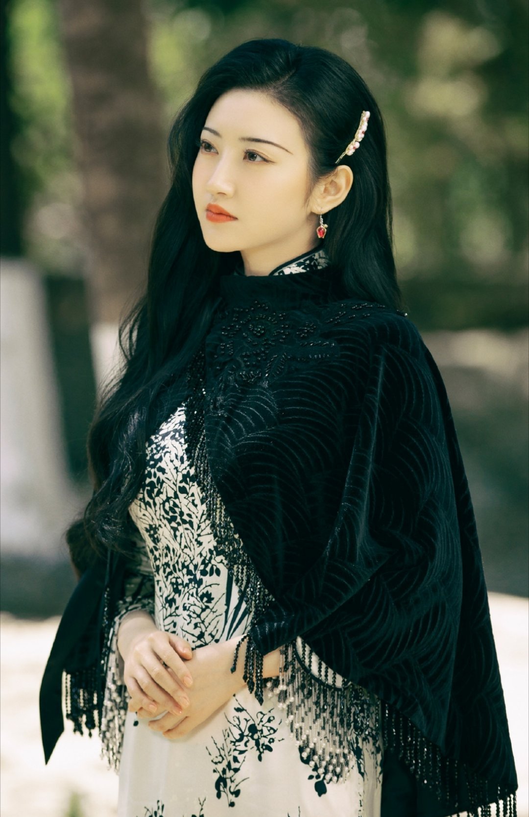 景甜风波后去做美容 狗子蹲到景甜和助理去美容院做美容，头戴帽子面罩口罩，打扮休闲