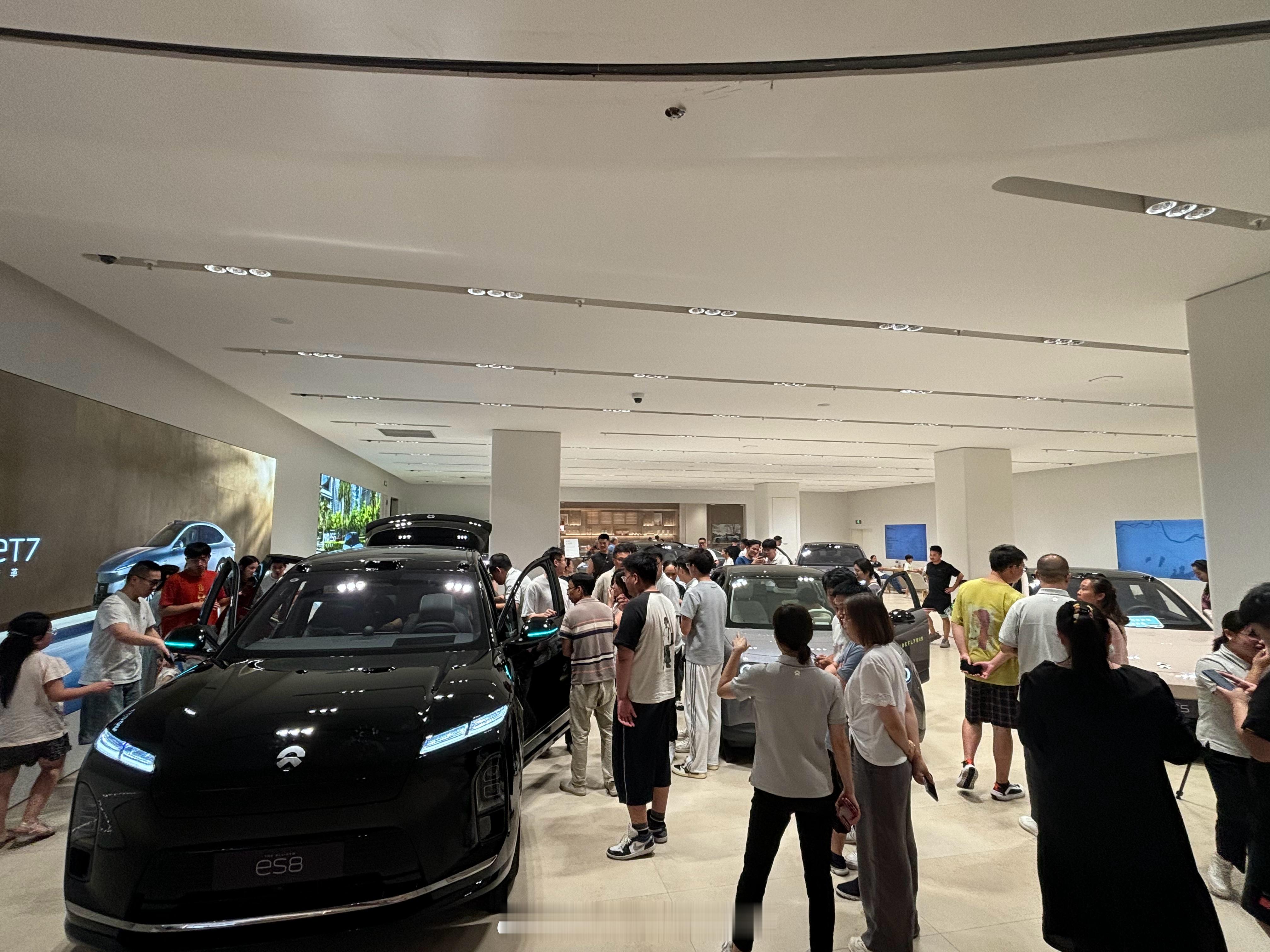 刚刚从人气爆火的万象城蔚来门店回来路上我就在想一层逻辑：这次蔚来ES8的火爆和出