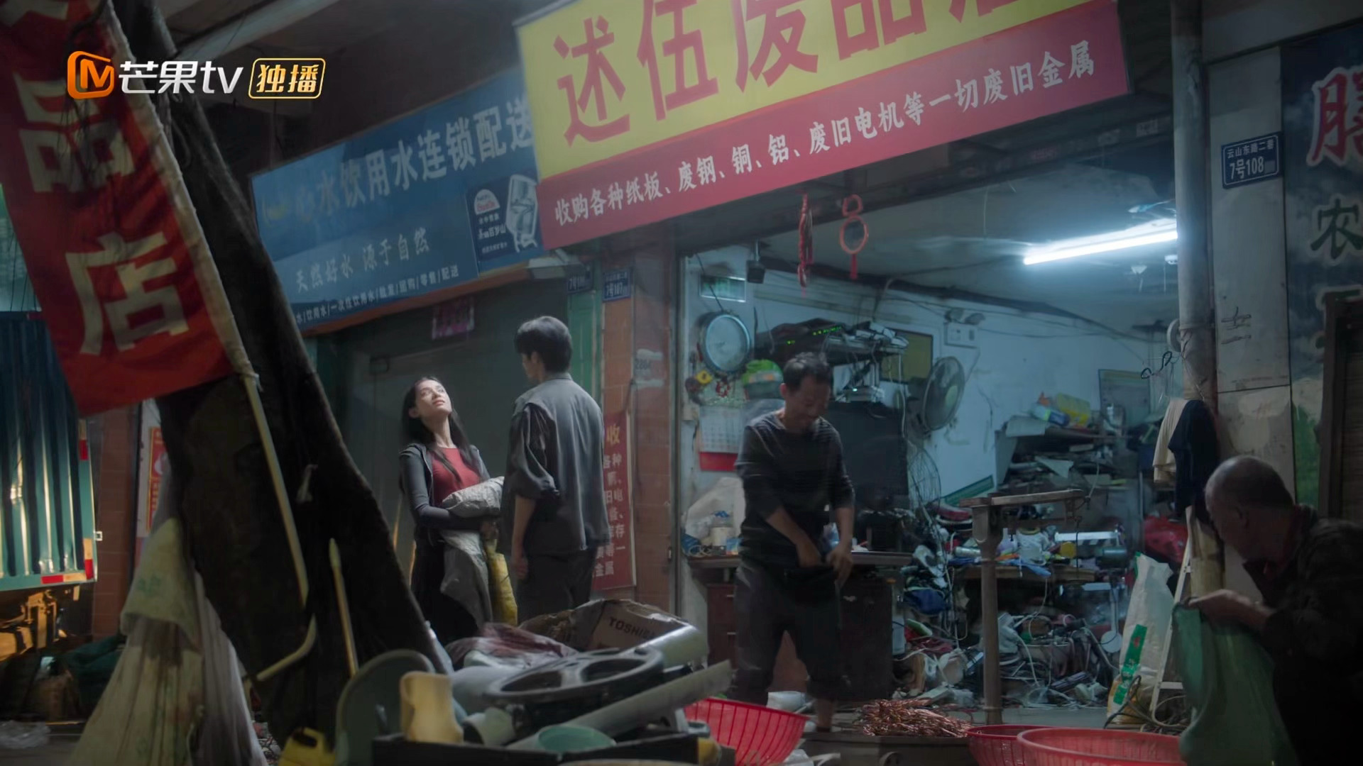 两个人之间的亲密完全是下意识。 