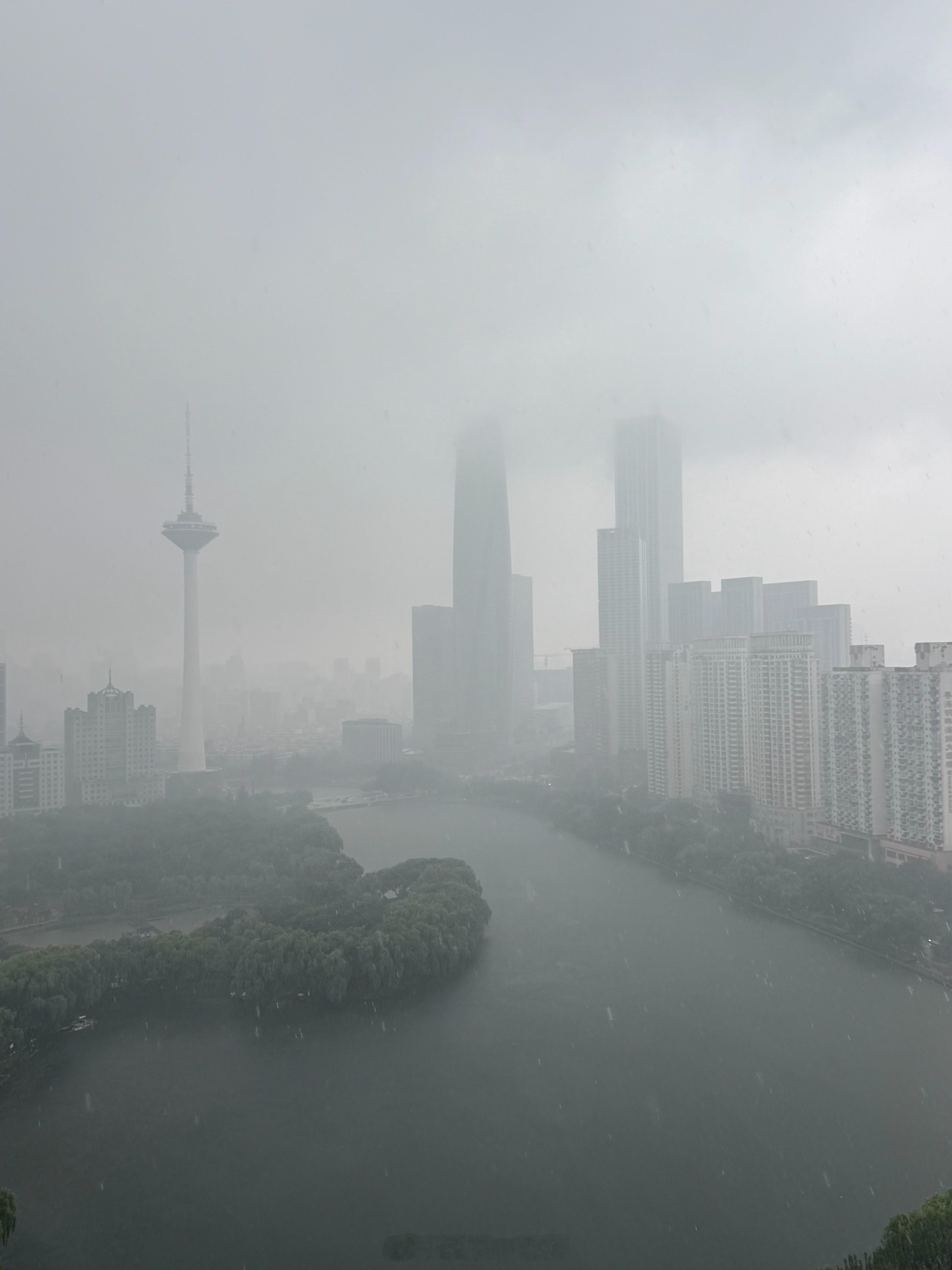 想补水的朋友可以来沈阳，天天20来度下小雨，全场景纯天然保湿我这老脸都快补出青春