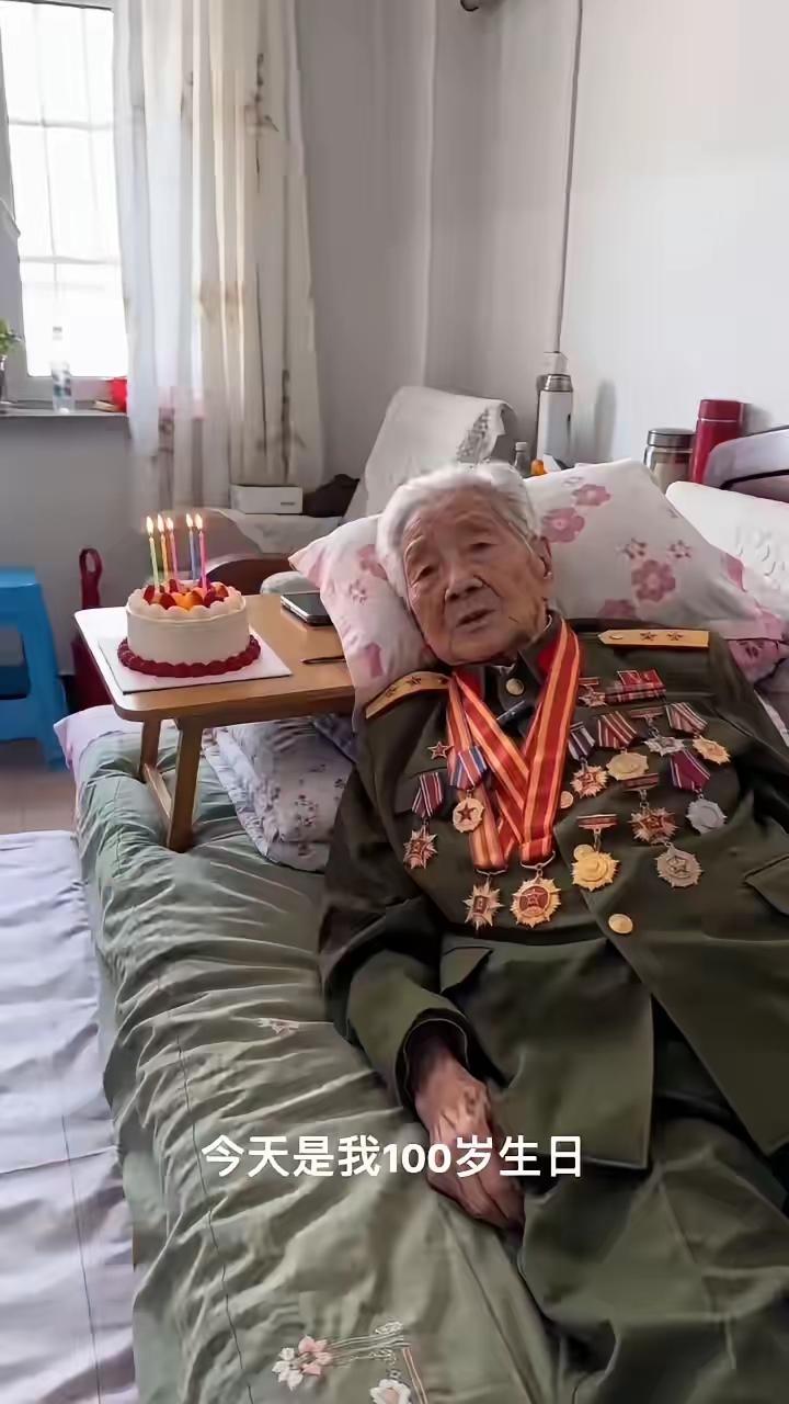 98岁抗战老兵独居老屋庆生，一句祝福，惹哭千万人
我是一名抗战老兵，今日是我98
