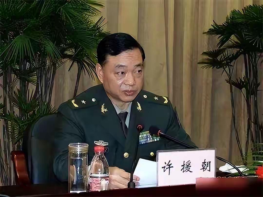 他是开国上将，儿子如今官至少将，江苏省军区司令员￼￼￼，一身军装，英姿飒爽，今年