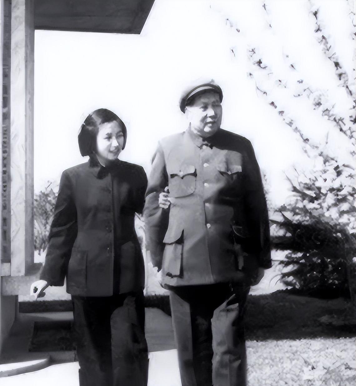 91年江青自杀不久后，李讷吃饭见一人：感谢你替我为我妈妈尽了孝

“周叔叔，这杯