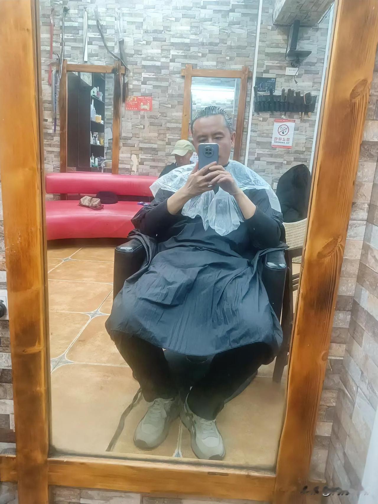 正在自己染头发呢，无奈没戴眼镜，眼前一片模糊，啥也看不清！也不知道染膏抹匀了没有