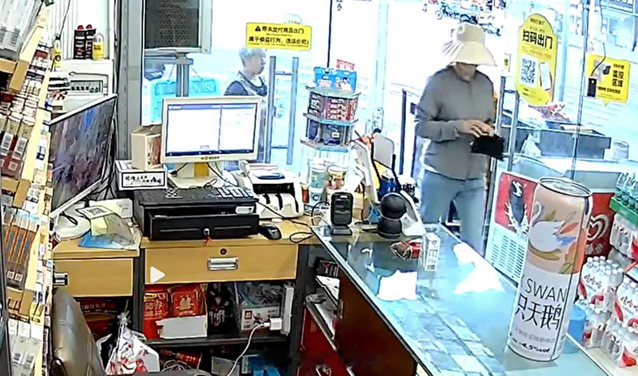 【四川：女子用百元假钞购物店主当场识破硬刚】  

    四川德阳一女子专挑老