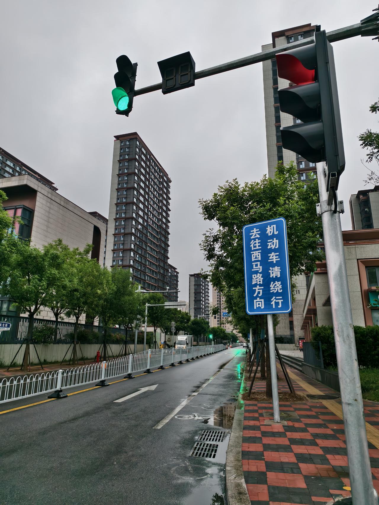 今日天气，阴有小雨，东北风3-4级，最高温度24ºC，空气指数19优级水平，湿度